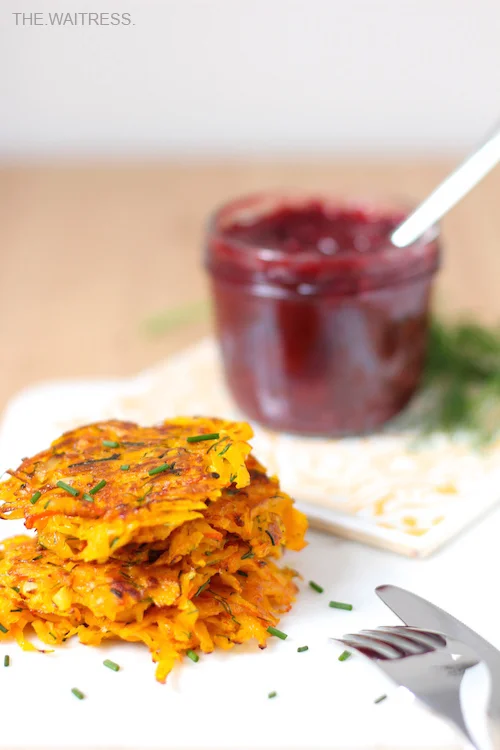 Kuerbispuffer mit Kräuterquark & Pflaumen Chutney / Theresa Kellner