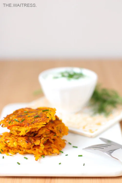 Rezept fuer leckere Kürbispuffer mit Kräuterquark / Theresa Kellner