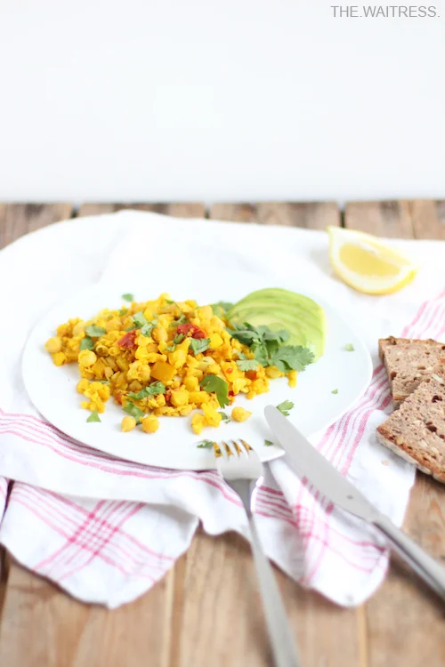 Rezept für Chickpea Scramble - veganes Kichererbsenrührei / Theresa Kellner