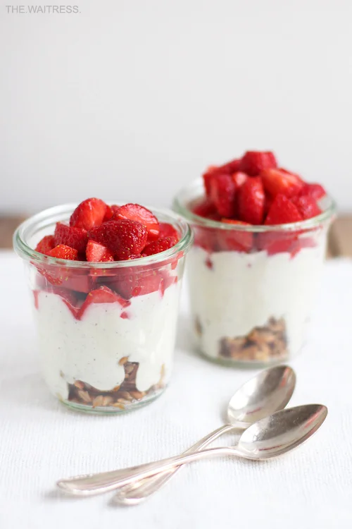 Rezept für veganen schnellen Vanille-Joghurt mit Erdbeeren und Nusskrokant / THE.WAITRESS. Blog