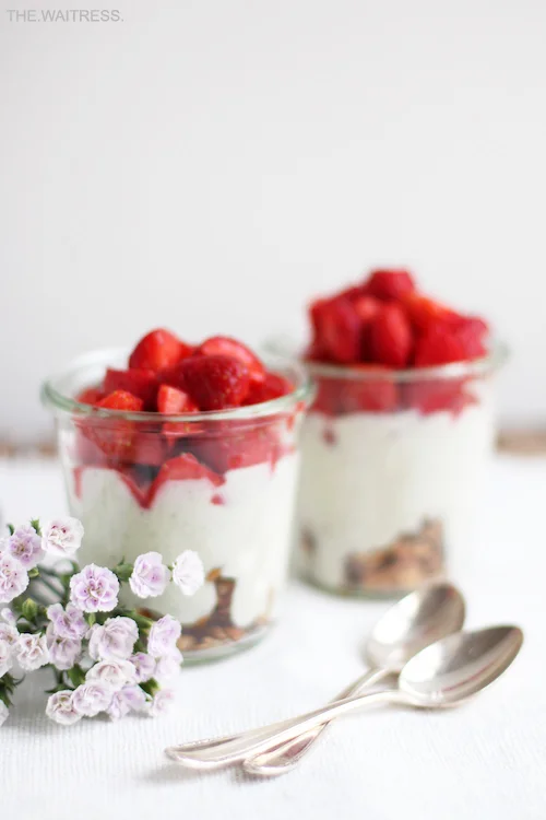 rezept-schneller-vanille-joghurt-mit-erdbeeren-und-nusskrokant-thewaitress-blog.jpg