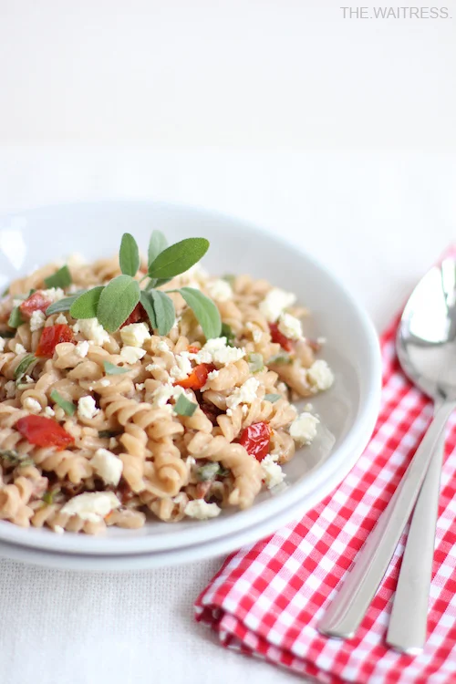 Rezept für leckere One-Pot-Pasta mit getrockneten Tomaten, Salbei und Feta / THE.WAITRESS. Blog