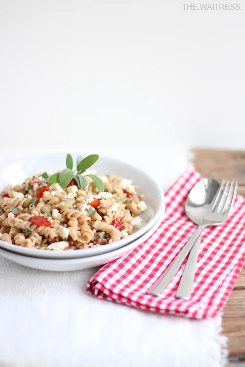 Rezept für One-Pot-Pasta mit getrockneten Tomaten, Salbei und Feta / THE.WAITRESS. Blog