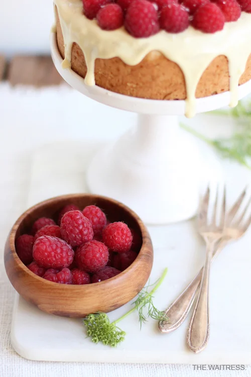 Rezept für Kokos-Kuchen mit weißer Schokolade und Himbeeren / THE.WAITRESS. Foodblog