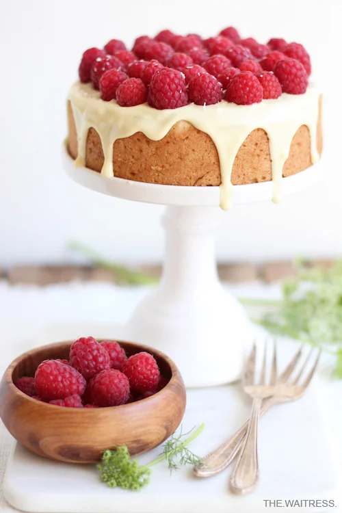 Rezept für Kokos-Kuchen mit weißer Schokolade und Himbeeren / THE.WAITRESS. Blog