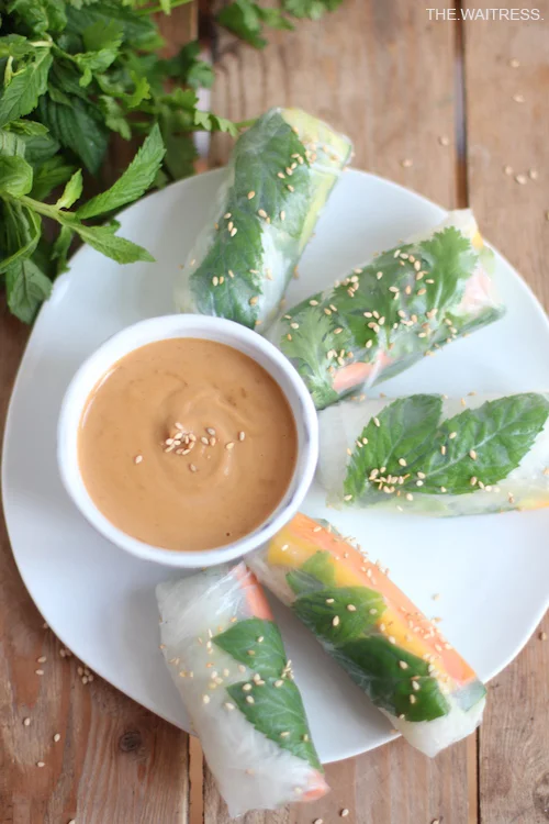 Rezept für Vietnamesische Sommerrollen mit Erdnussdip / Theresa Kellner