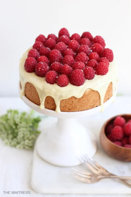 Rezept für vollwertigen Kokos-Kuchen mit weißer Schokolade und Himbeeren / THE.WAITRESS. Blog