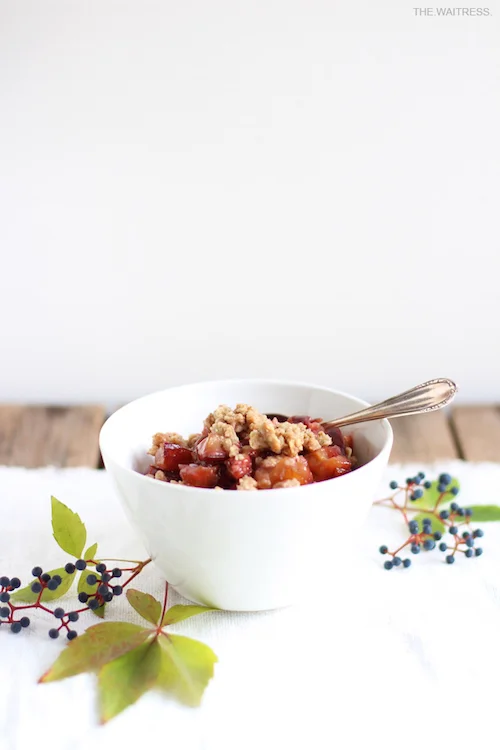Rezept für veganen Pflaumencrumble mit Zimtstreuseln / THE.WAITRESS.