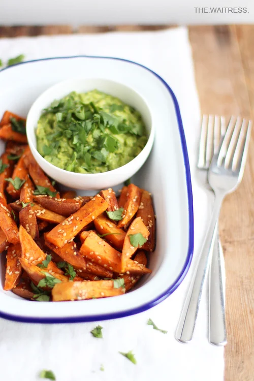 Rezept für vegane Süßkartoffelwedges mit Garam Masala und Guacamole / THE.WAITRESS.