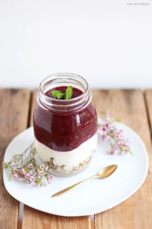 Rezept für Frühstückssmoothie mit Erdbeeren, Joghurt und Honig / THE.WAITRESS. Blog