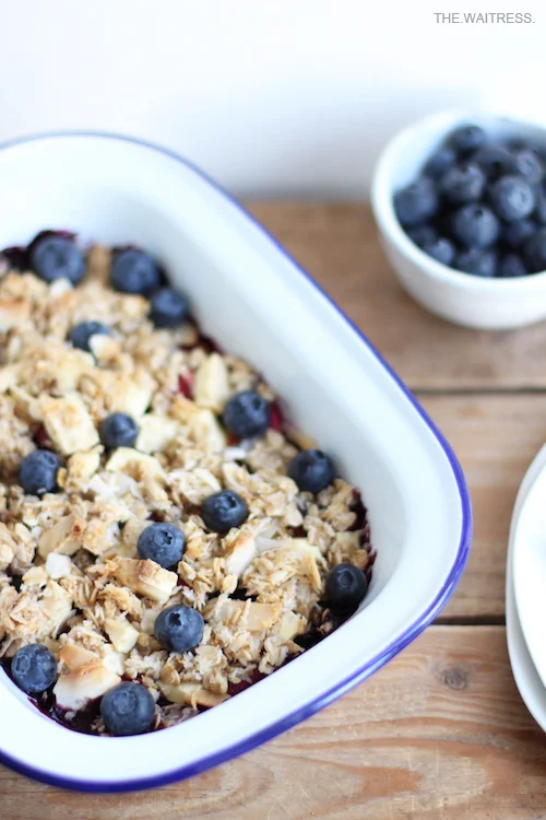 Blaubeer-Crumble mit weißer Schokolade / THE.WAITRESS.