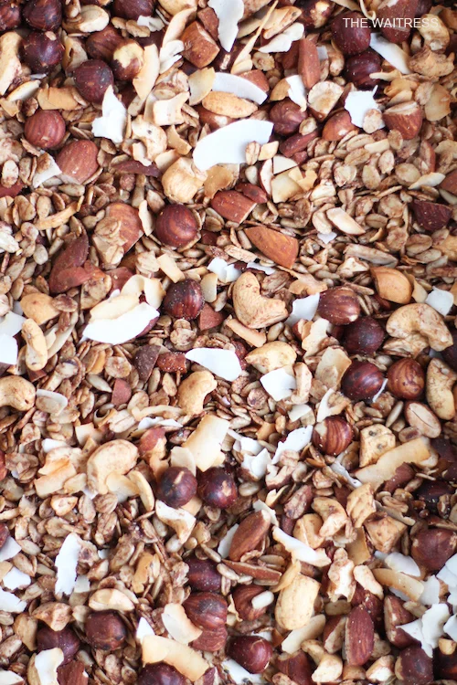 Homemade Granola - selbstgemachtes Knuspermüsli / THE.WAITRESS.