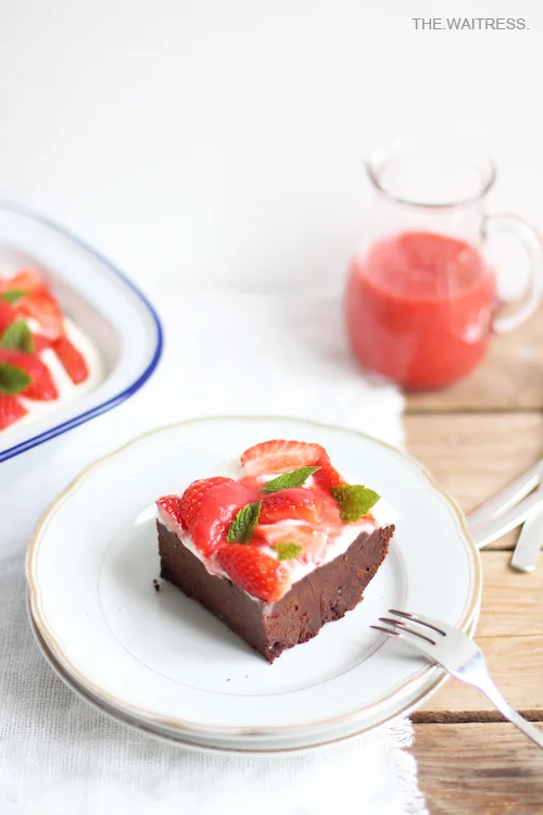 Rezept Browniekuchen mit Erdbeeren und Mascarpone / THE.WAITRESS.