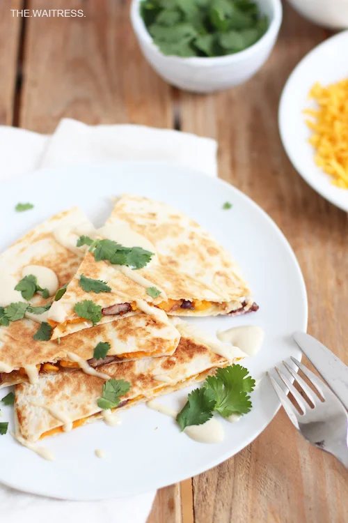Quesadillas mit Süßkartoffel, Cheddar und Balsamicozwiebeln / THE.WAITRESS.