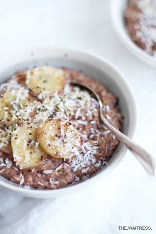 Porridge mit karamellisierter Banane, Kakao und Kokos / THE.WAITRESS.