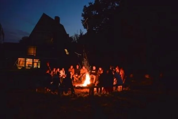 Der Abend im Camp Breakout wird in geselliger Runde am Lagerfeuer verbracht.