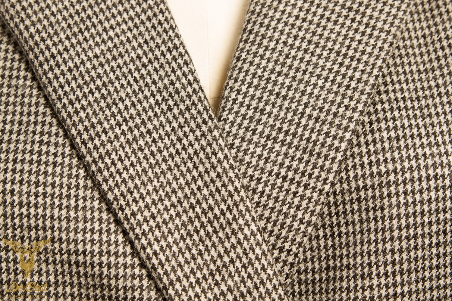 BESPOKE+DOUBLE+BREASTED+HOUNDSTOOTH+LADIES+JACKET+WITH+NOTCH+LAPELS+AND+BUTTONLESS+CUFFS+Amsterdam.jpg