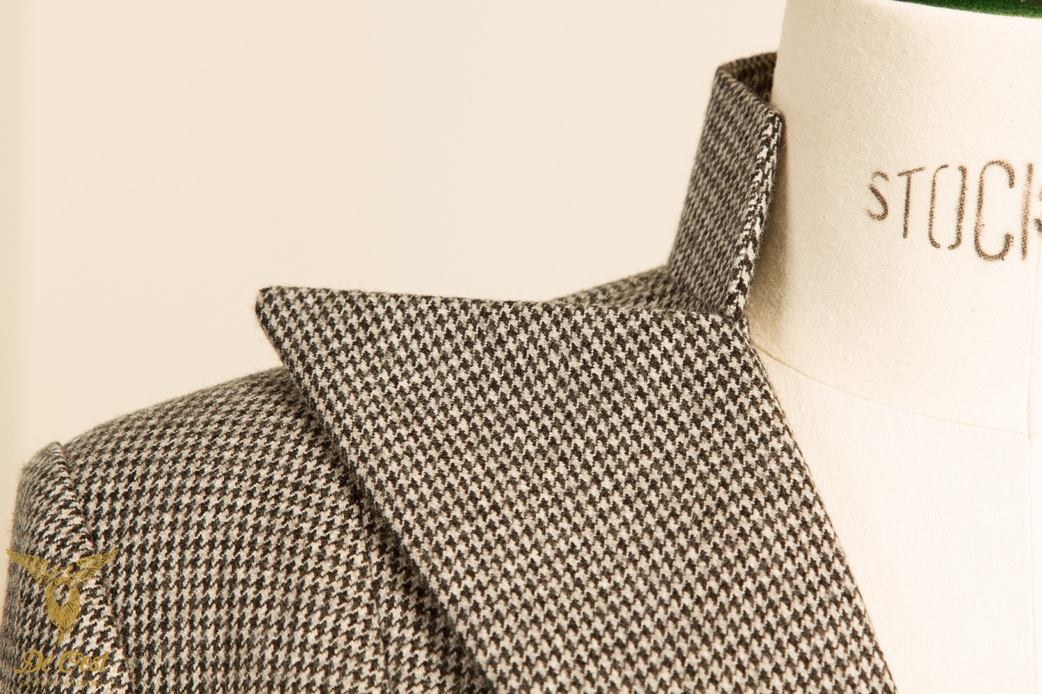 BESPOKE+DOUBLE+BREASTED+HOUNDSTOOTH+LADIES+JACKET+WITH+NOTCH+LAPELS+AND+BUTTONLESS+CUFFS..jpg