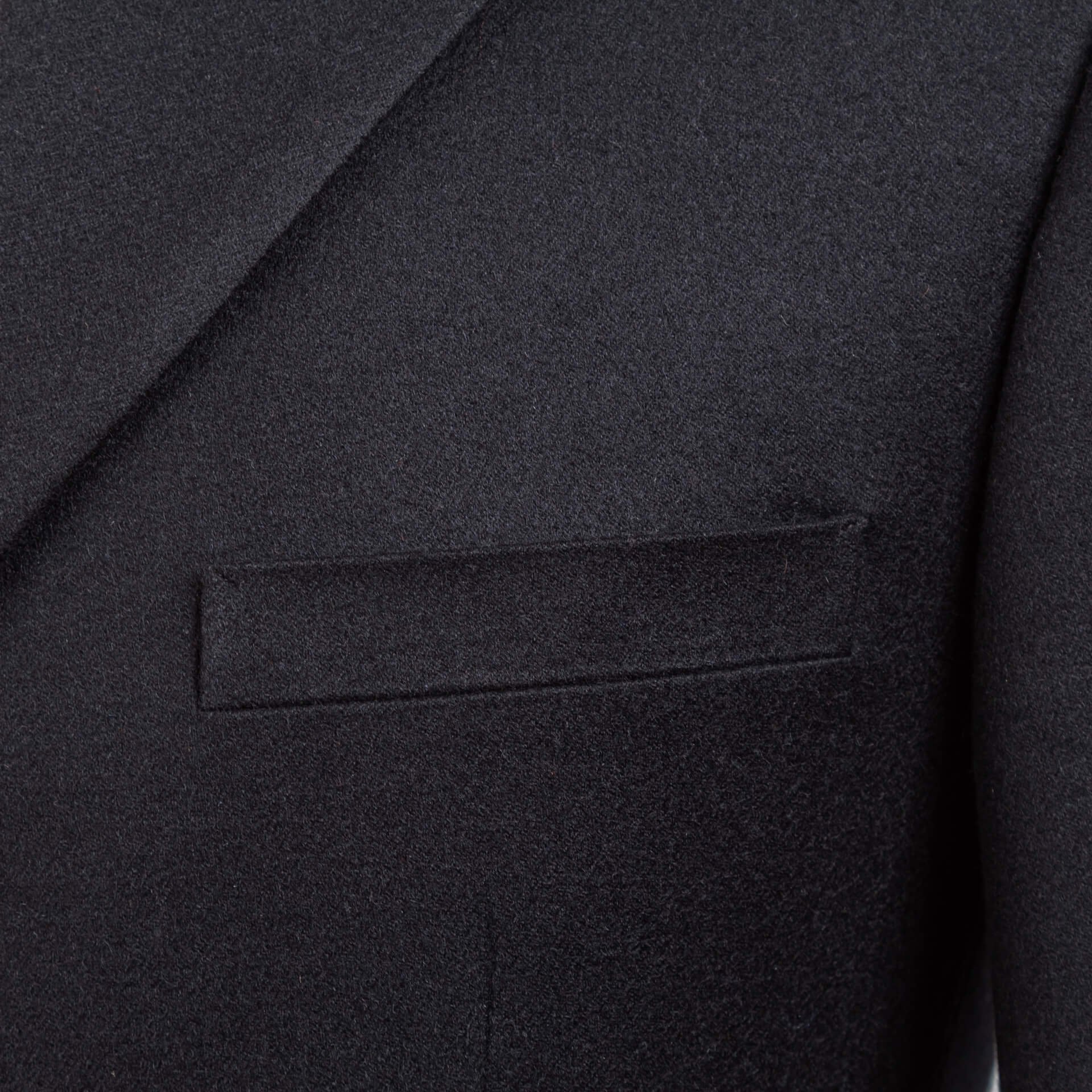 3 Button Suit Black Solid Con Rollino Shoulder.