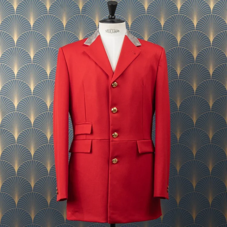 🔴 Een uniek maatwerkproject: de Hunting Pink jas 🐎
Bij De Oost draait alles om vakmanschap en traditie. Voor een klant die actief is in de vossenjacht hebben we een exclusieve Hunting Pink jas gemaakt, gebaseerd op een geliefd maar niet langer verk