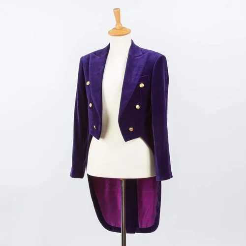 ✨ Een rokkostuum met koninklijke allure.

Dit unieke rokkostuum, gemaakt van diep paars fluweel uit de exclusieve collectie van Holland &amp; Sherry, combineert tijdloze elegantie met artistieke flair. 🎶

✔ Gouden knopen voor een luxueuze touch
✔ Fl