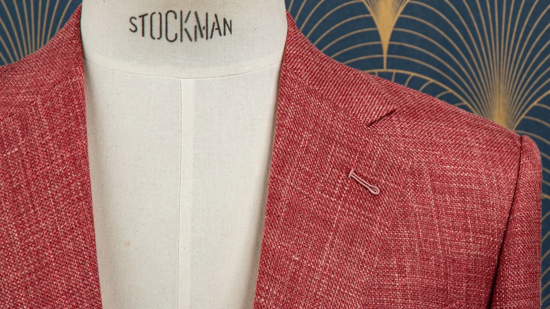 Op+maat+gemaakte+Tenue+de+Ville+voor+een+zomerse+bruiloft.webp