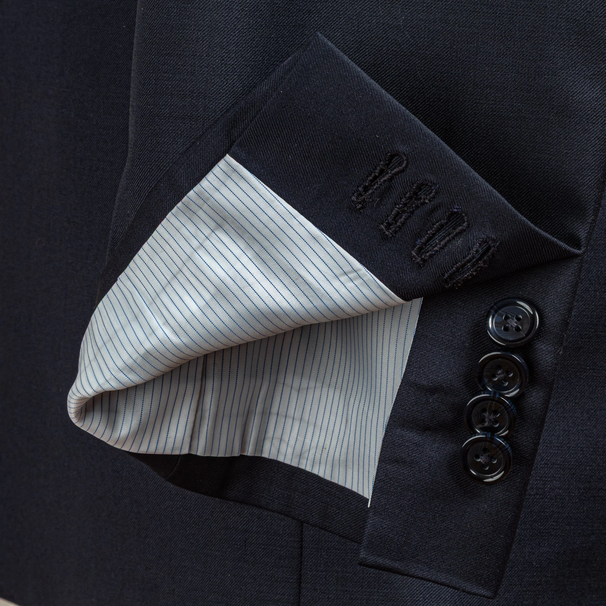 Neapolitan bespoke suit in Dark Navy - Handmade details-17.jpg
