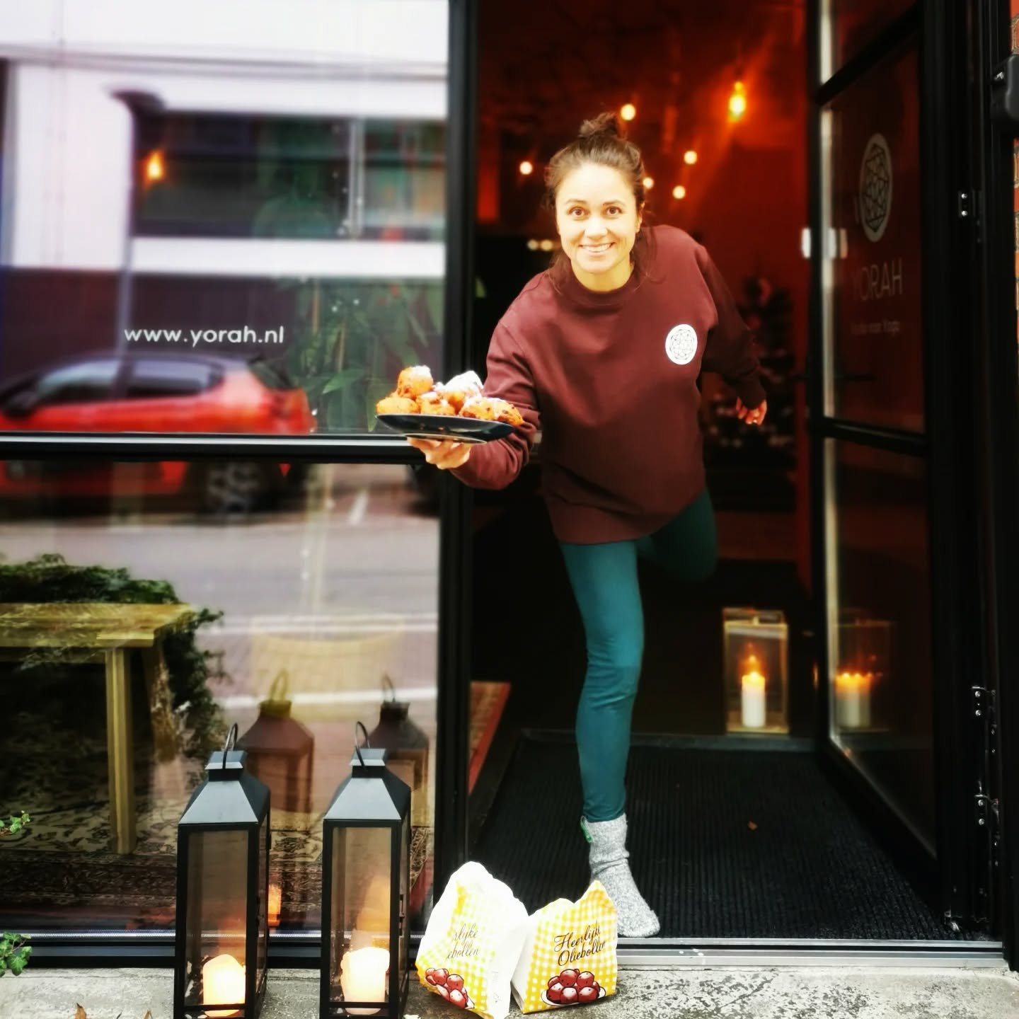 YOGA op oudjaarsdag 🌟 MORGEN 31 december om 10 uur ✨ met OLIEBOLLEN 💥 Iedereen is welkom 💛 Aanmelden via www.yorah.nl/rooster of link in bio