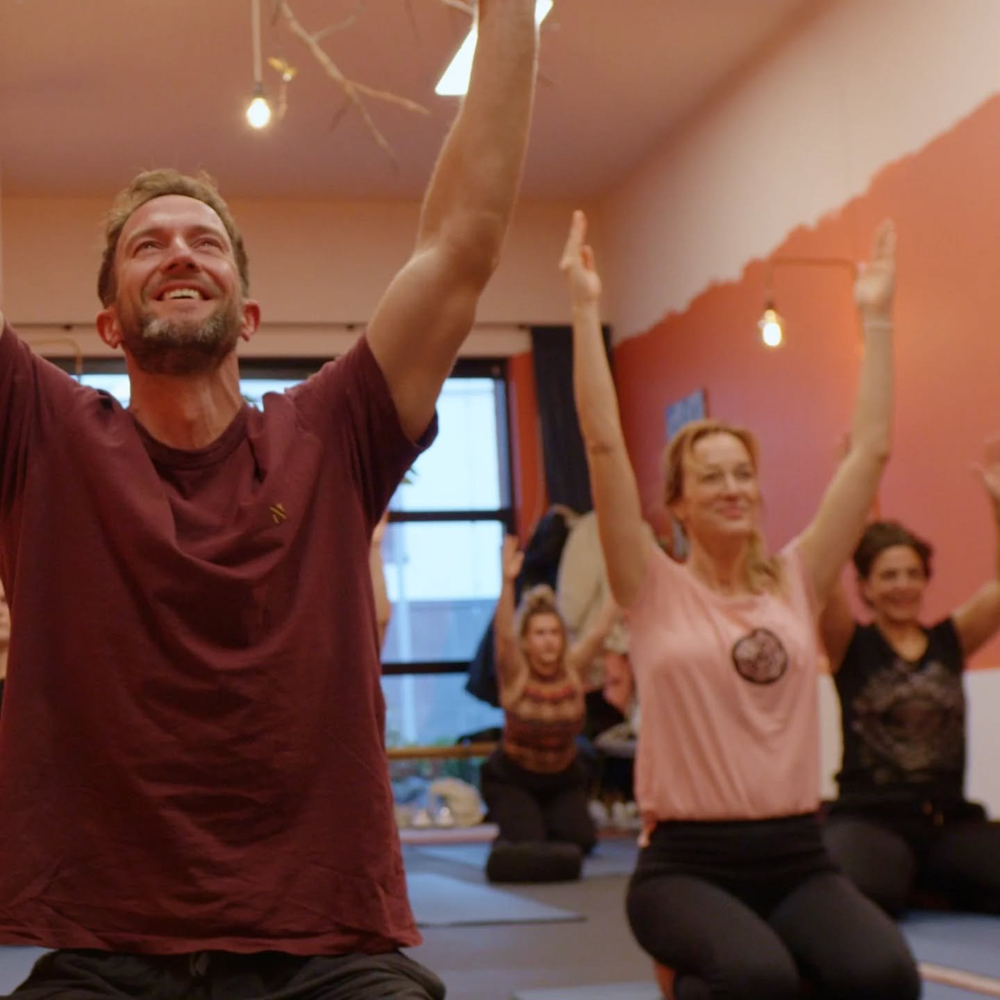 Gratis proefles &quot;Anti Somberheid&quot; Yoga 😀 Vandaag van 17:00 - 18:00 uur! Speciaal voor nieuwe mensen. Ben je niet nieuw? Geen probleem, neem dan een nieuw iemand mee als introducee 💛