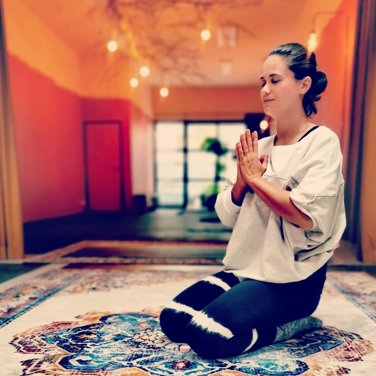 Wist je dat we dagelijks ongeveer 80% van onze energie verspillen aan overmatig denken? 🤯

Wil je meer rust in je hoofd? Kom dan mediteren! 😌

Elke vrijdag om 12:00 uur geeft Yorah een relaxte, laagdrempelige meditatieles. Doe je mee? Morgen? Geef 