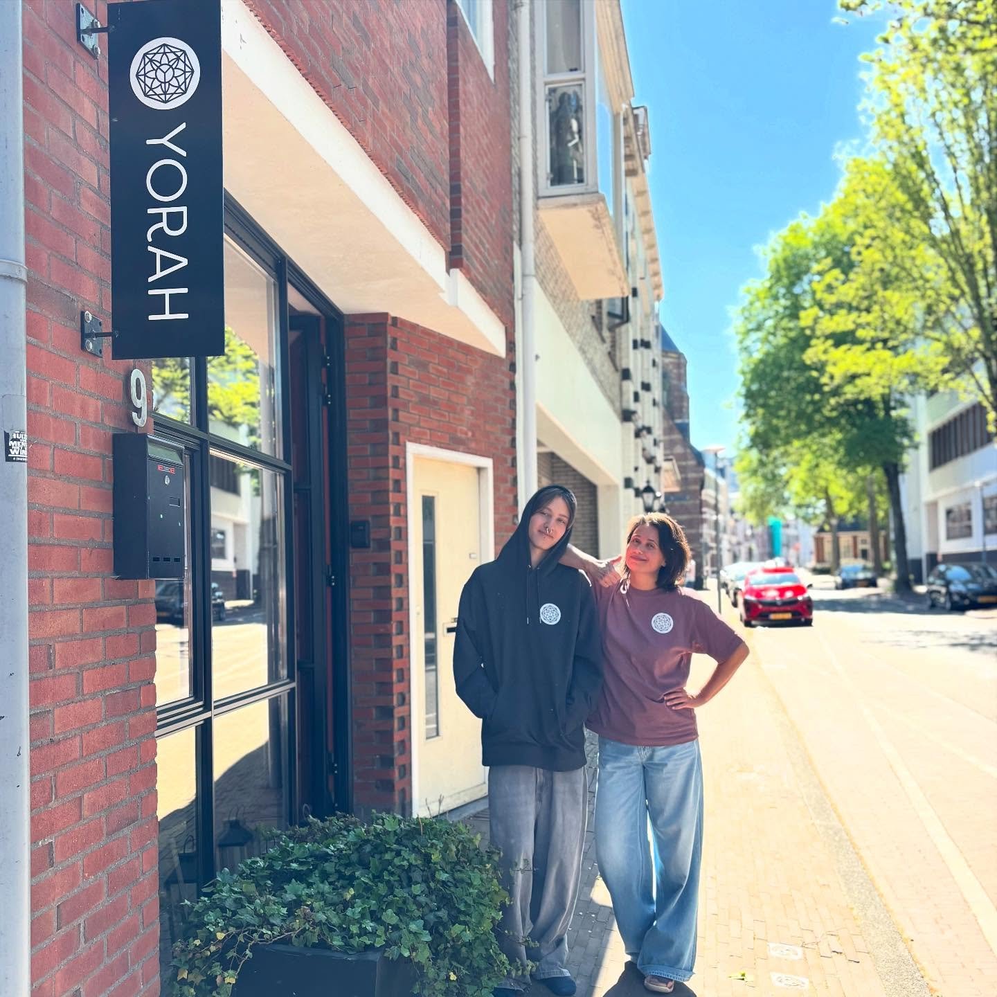 Timme (15) op z&rsquo;n eerste stagedag! ☀️Het is een maatschappelijke snuffelstage vanuit het vierde jaar VWO op het Parcival college. Timme zal deze en volgende week wat dagen meedraaien in de yogastudio. Hij zal lessen meedoen en het docententeam 