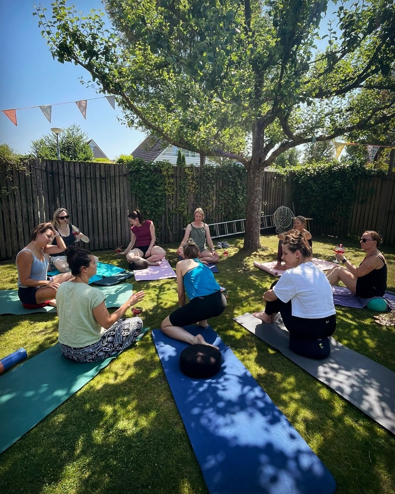 Marieke wilde op haar verjaardag graag yoga&rsquo;en en lunchen met vriendinnen in haar tuin 💚Dus huurde ze mij in, vet leuk 😃