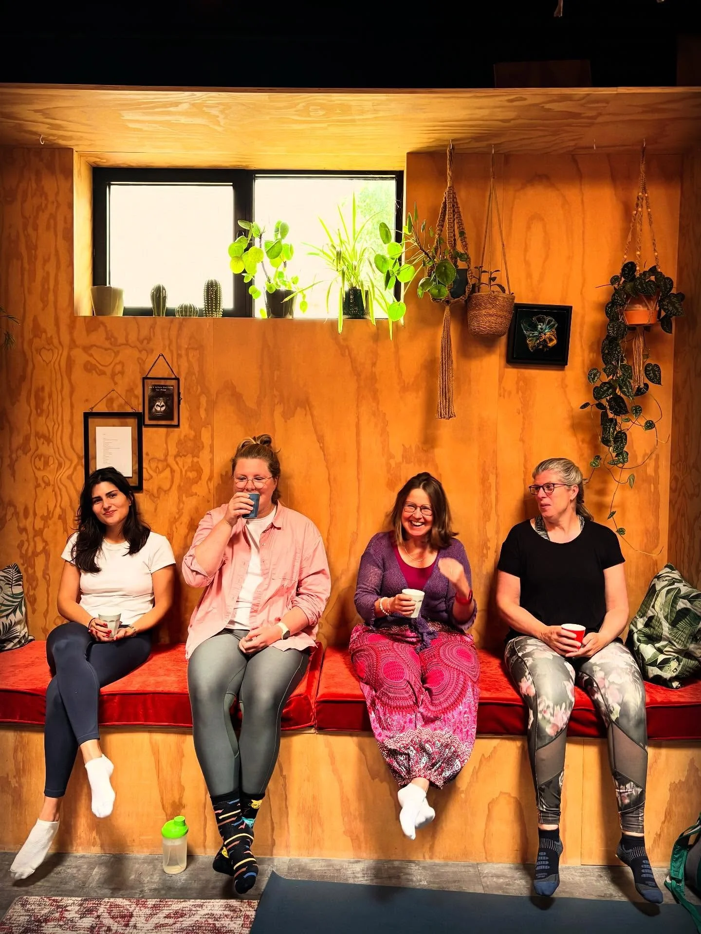 De acht yoga deelnemers op een rijtje die elke maandag om 16:00 uur de EASY YOGA les volgen. 🤩 Doe je ook mee? Rustige yoga geschikt voor elke leeftijd, alle lichamen en iedere klacht. Het maakt niet uit of je geen of veel yoga ervaring hebt, je oef