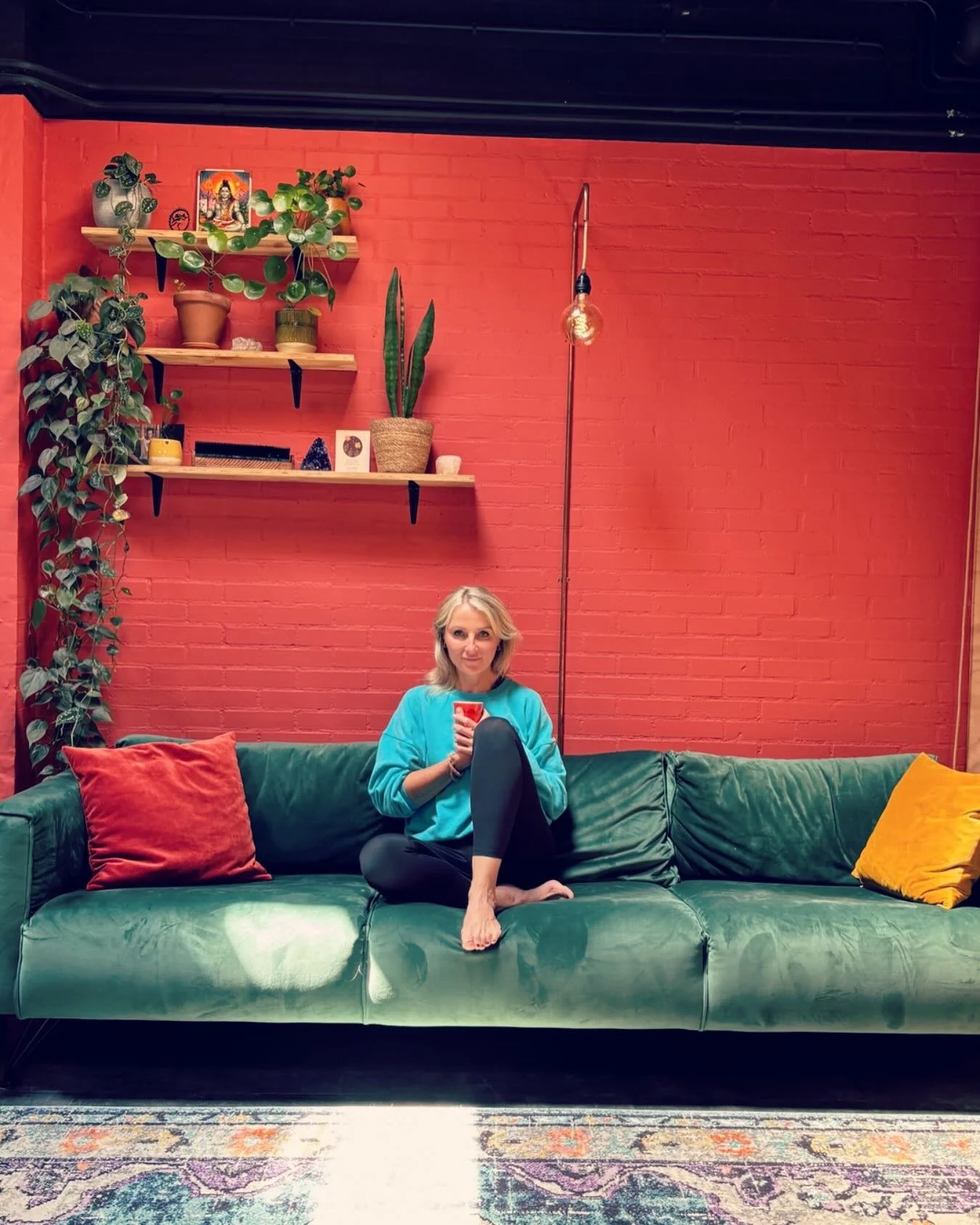 Welkom, Ewa! Onze nieuwste yogadocent ✨
“Ik begon met yoga om goed voor mijn houding te zorgen tijdens mijn werk als tandarts 😷 Het groeide uit tot iets veel groters. Yoga bleek niet alleen fysiek helend, maar gaf me ook verdieping, focus en