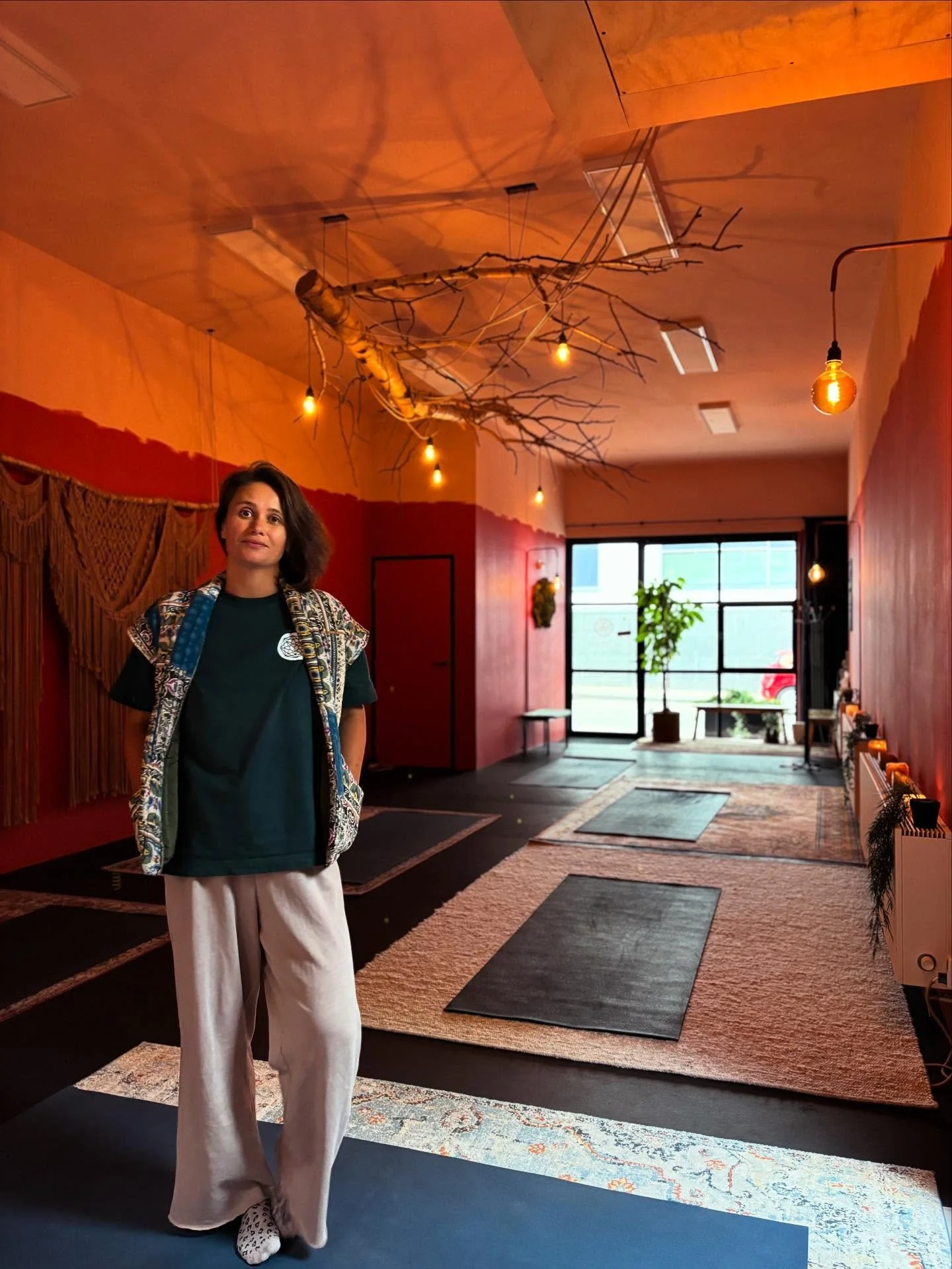 De nieuwe dinsdagavond met Yorah 🧡 18:00 u Yoga & 20:00 u Begin Yoga 😌