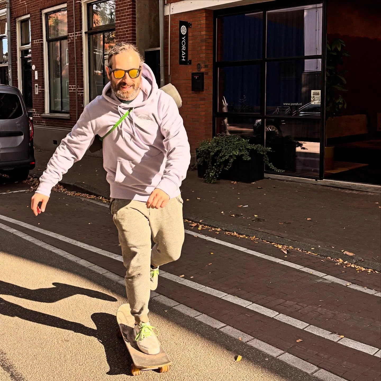 Stefan is gestart met Stoptober vandaag! ☀️ Een maand lang stoppen met blowen, alcohol, suiker en luisteren naar heftige muziek. 
Stefan komt al bijna 10 jaar lang elke week langs (op skateboard) bij Yorah voor persoonlijke begeleiding en yoga. Ooit