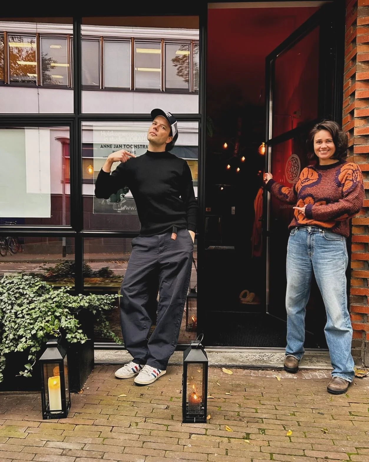 😃 Yorah: “Kom vrijdag!” 
🤩 Anne Jan: “Want ik treed op!” 
Een bijzonder huiskamerconcert in studio YORAH met piano 🎹 cello 🎻 en zang. Aanstaande vrijdag! 31 oktober 2025 om 19:30 uur. Tickets zijn €10 en kan je ook g