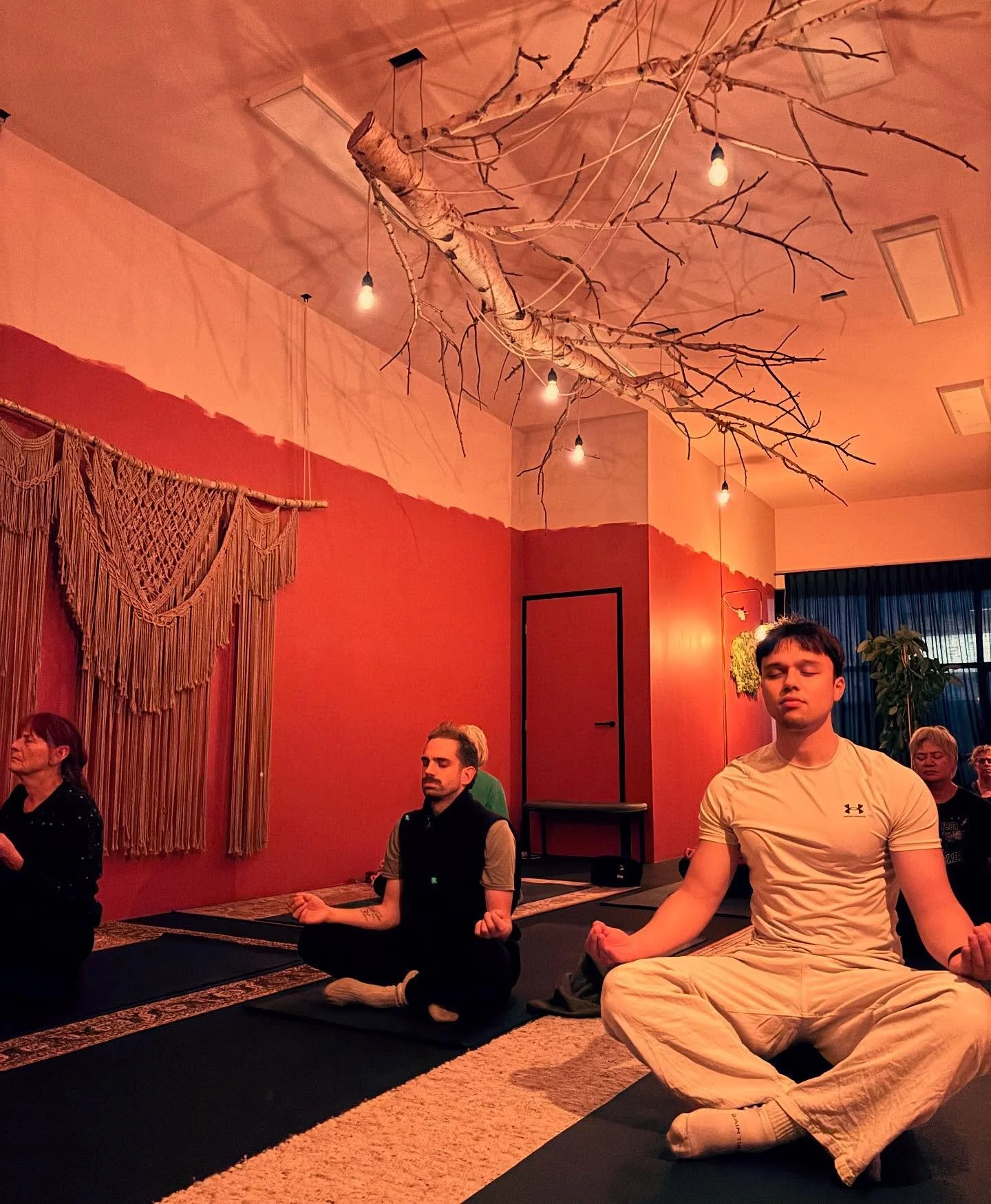 Midas, het lijkt alsof je zweeft 😃 Haha, ja zo voelde het! 

Stilzitten en met jezelf zijn. Dat kan soms ongemakkelijk voelen en soms juist fijn. Het maakt eigenlijk niet uit, in beide gevallen kan meditatie oefening krachtig en effectief zijn. Je z