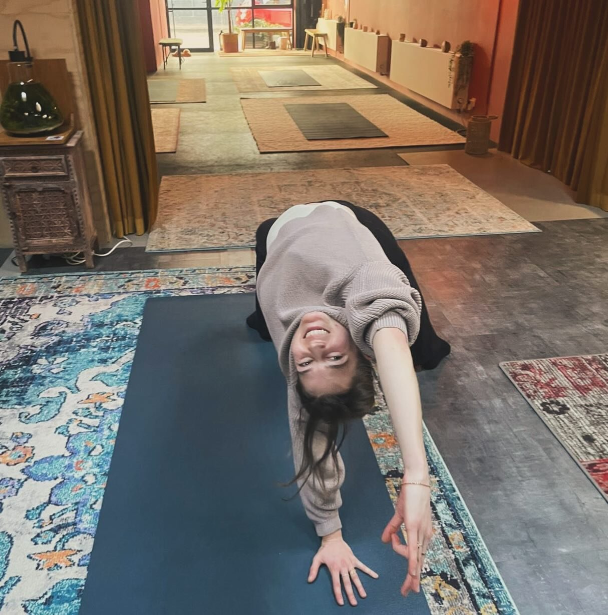 Dit is Iris! 🦁 Ze geeft komende zaterdag- en zondagochtend les om 10 uur. Doe je mee? 🎄 Leuk om te weten; ze krijgt 5 sterren van haar deelnemers ⭐️⭐️⭐️⭐️⭐️