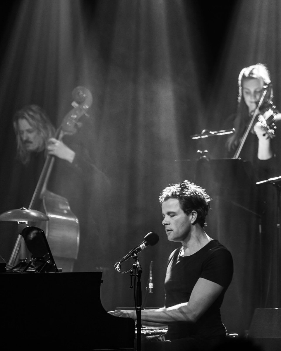 Anne Jan Toonstra @annejantoonstra komt optreden in onze yogastudio 🎶 🎹 🎤 op vrijdag 31 oktober 2025 om 19:30 uur! Tickets zijn &euro;10 en kan je bestellen met een DM of direct boeken via onze website www.yorah.nl/rooster, mail of Whatsapp mag oo