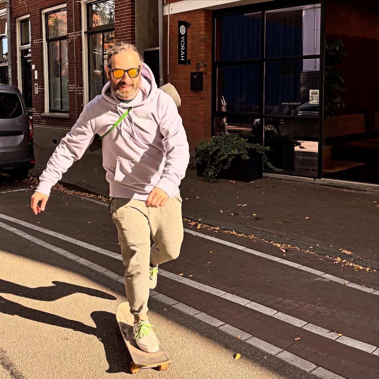 Stefan is gestart met Stoptober vandaag! ☀️ Een maand lang stoppen met blowen, alcohol, suiker en luisteren naar heftige muziek. 

Stefan komt al bijna 10 jaar lang elke week langs (op skateboard) bij Yorah voor persoonlijke begeleiding en yoga. Ooit