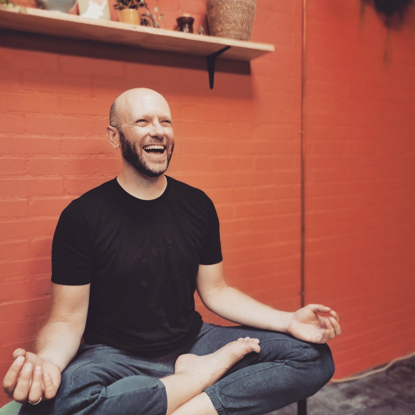 Iets nieuws en tofs! Vanaf januari 2026 bieden we maandelijks op donderdagavond Yoga Filosofie Workshops (in het Engels) aan bij Yoga Studio YORAH. Samen met docent Wiktor duiken we in de geschiedenis van de Indiase filosofie en ontdekken we stap voo