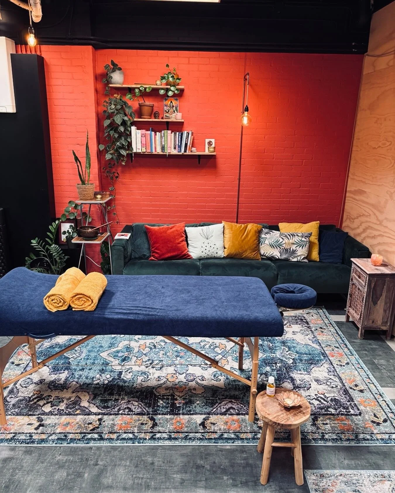 Massage boeken bij Yorah? Dat kan! De hele maand april doe ik een try out en geef ik wekelijks massage behandelingen. Gewoon in de yogastudio. Ik heb 15 jaar ervaring en heb zin om dit prachtige vak weer op te pakken. Wil je een afspraak maken? Neem 