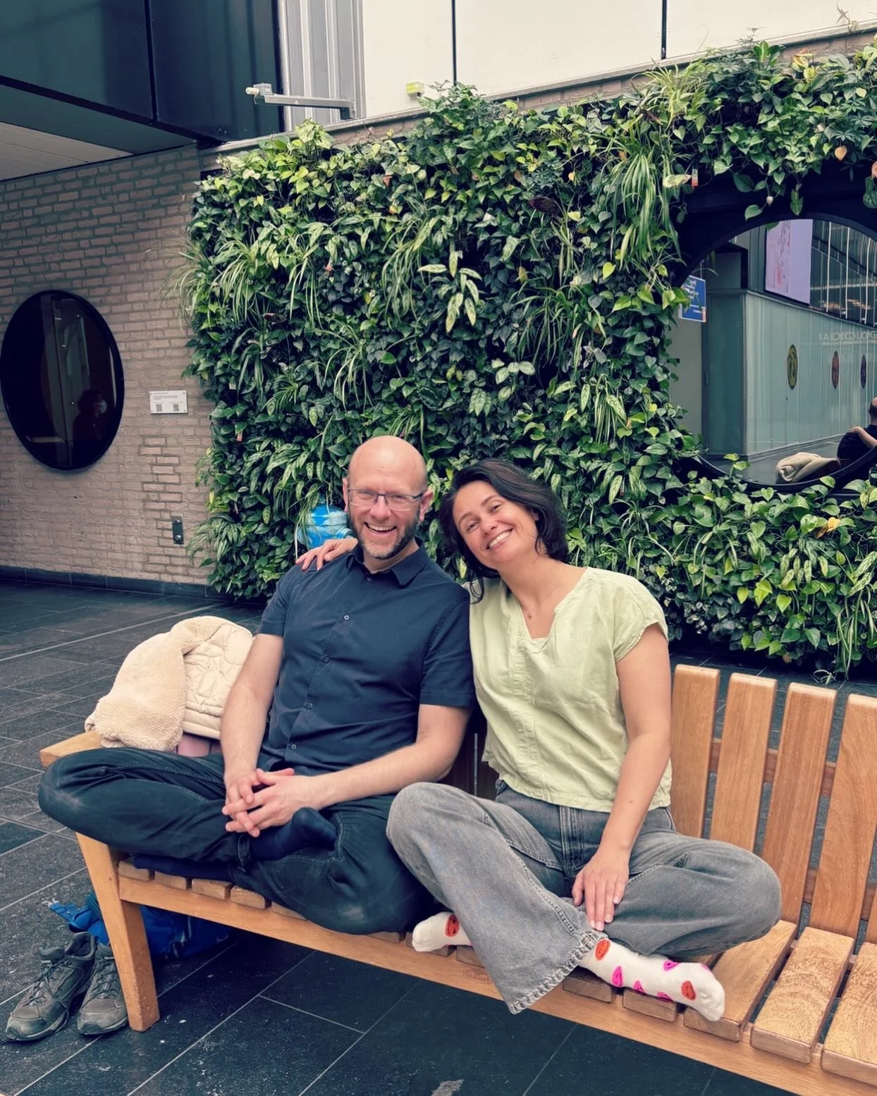 Wiktor &amp; Yorah
(op de foto: een ontmoeting in het UMCG, waar Wiktor werkt)

Aanstaande donderdagavond chanten we samen de eerste 12 Yoga Sutra&rsquo;s van Patanjali. De eerste 4 gaan we ook samen oefenen, zodat je ze echt kunt ervaren.

De beteke