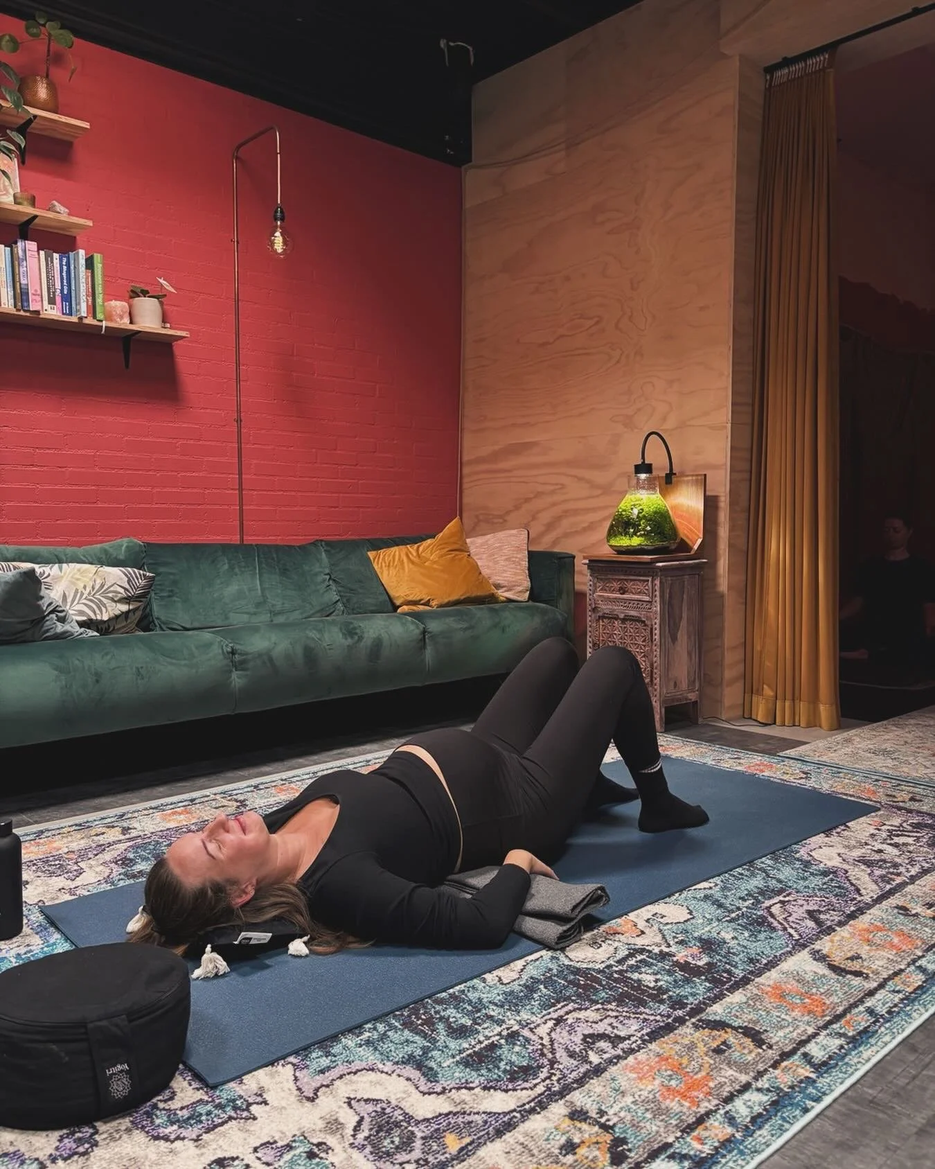 Elke maandag 16.00 Zachtere Yoga! Voor als je een tweeling in je buik hebt. En voor iedereen die ook wel wat zachtheid wil. 🧡