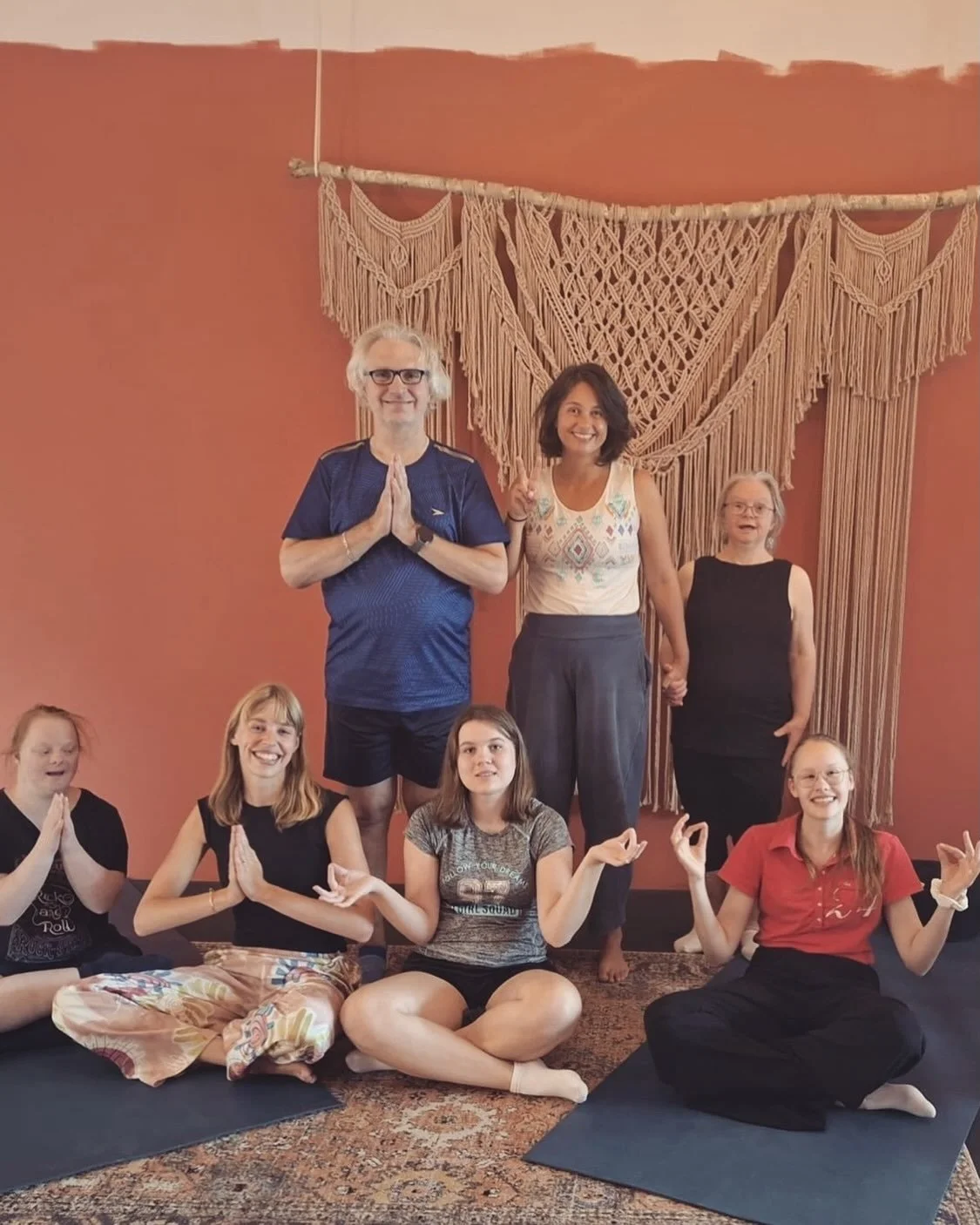 Een mooie afsluiting van een yogacursus met deze lieve mensen 💛

De afgelopen zes weken mocht ik een groep spelers van M&ocirc;i Werktheater begeiden. Ze kwamen yogalessen bij me volgen, hun theater zit bij ons om de hoek. 

Theater M&ocirc;i biedt 