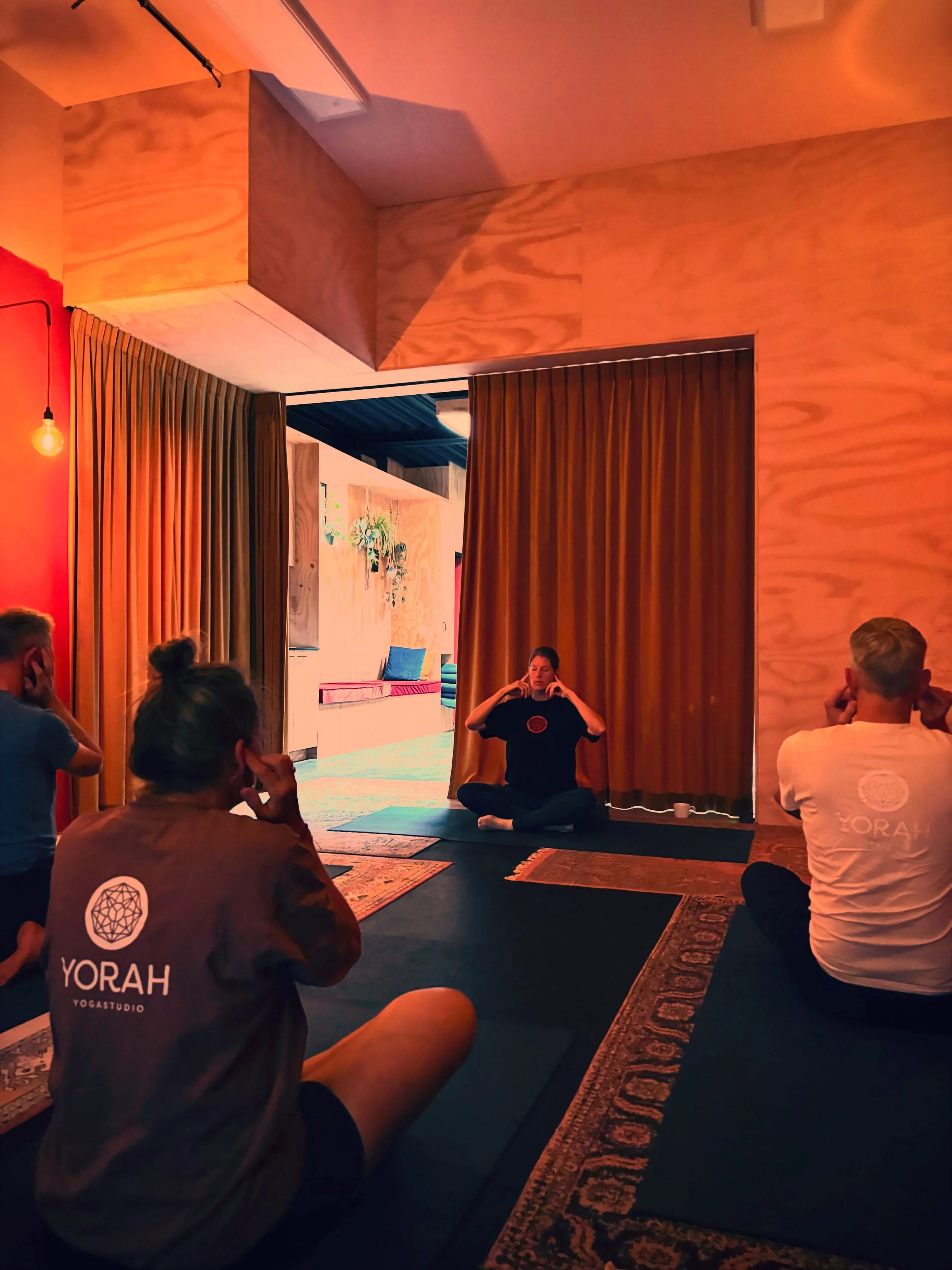 Brahmari Pranayama 🐝

&ldquo;De zoemende-bij-ademhalingsoefening.&rdquo; Klinkt een beetje gek. Is het ook.

Je ademt diep en rustig in en op de uitademing maak je een zoemende klank, vergelijkbaar met het geluid van een bij. Met de vingers worden d