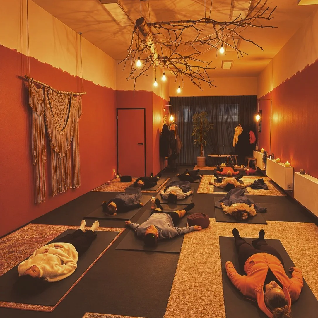 Zaterdag 3 oktober 10.00 uur is de allereerste les Yoga Nidra🌙 ook wel &lsquo;Yogische Slaap&rsquo; genoemd. In deze les kun je diepe rust en ontspanning in je hele systeem ervaren. Het eerste kwartier besteden we aan meditatie, ademhaling en rustig