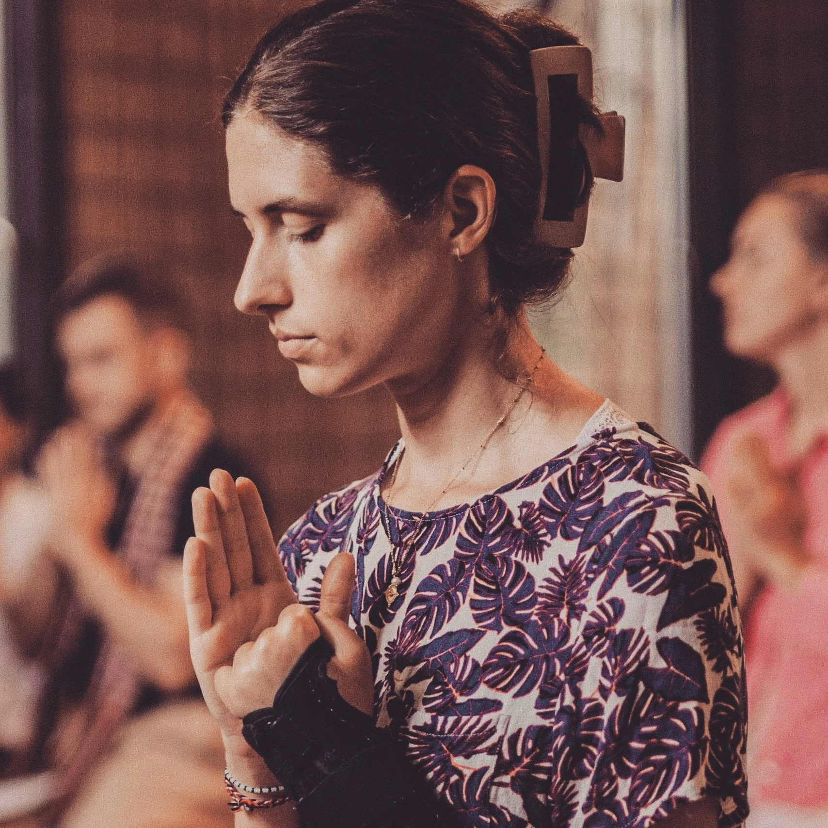 💜 Dit is Milou, onze nieuwste yoga docent! Milou geeft vanaf 1 oktober twee lessen YOGA NIDRA per week in onze studio. Check de dagen en tijden op www.yorah.nl/rooster

Tijdens de Yoga Nidra kun je diepe rust en ontspanning in je gehele systeem erva