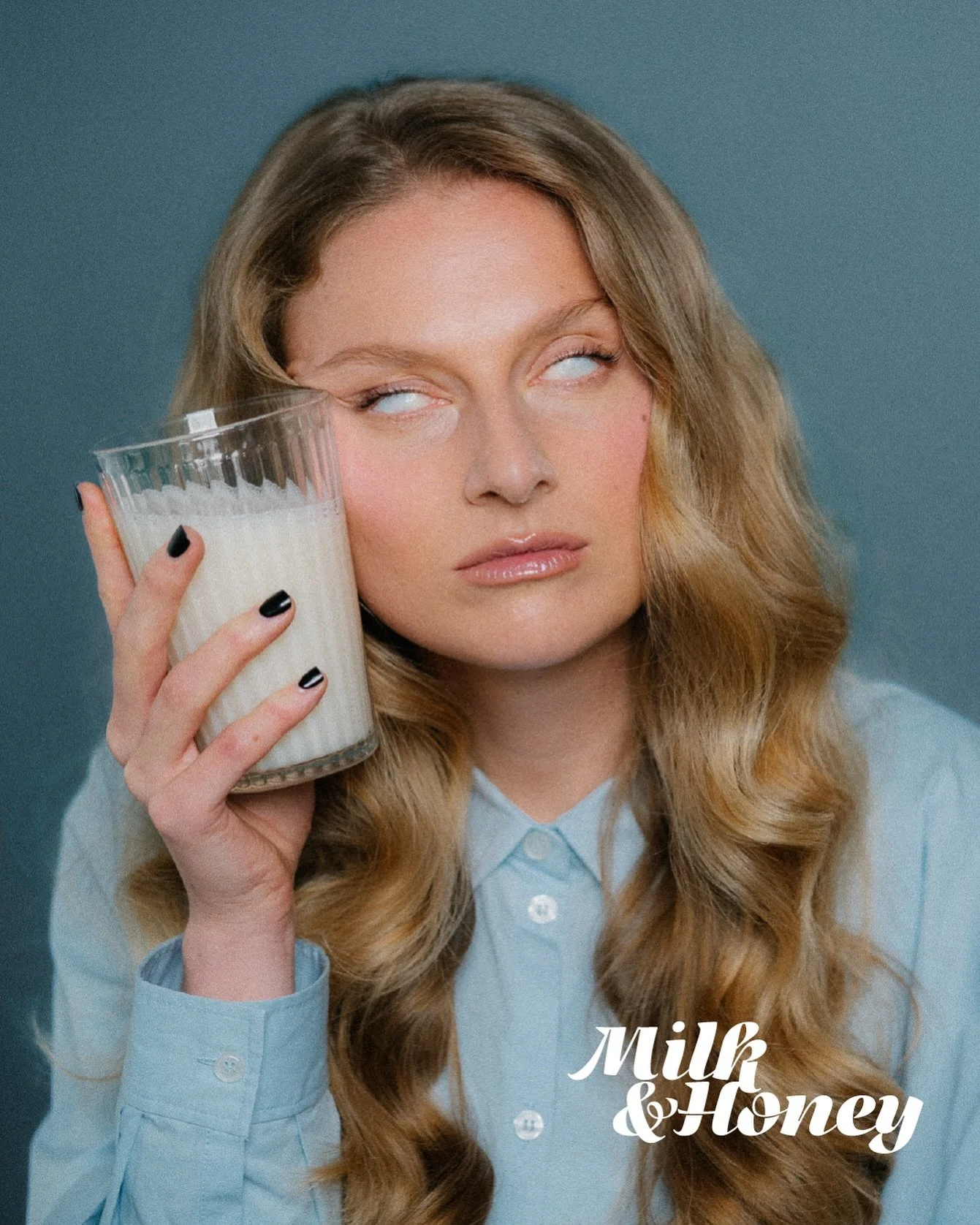 MILK &amp; HONEY IS OUT NOW🥛🍯

closing chapters for new beginnings ✨🪽 

thank you for the most talented souls supporting this project ❤️ 

music production: @elielie_z @philippmuelleder @wanja.bierbaum @aaronxparis 
mastering: @mischa.janisch 
vis